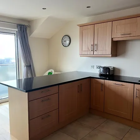 Penthouse Apartment - Town Centre, Sea Views, Secure Parking Portrush Exterior photo