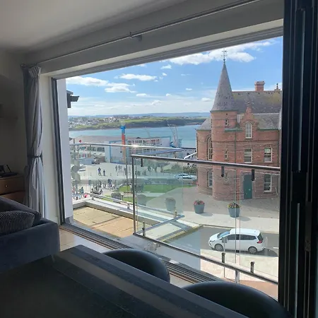 Penthouse Apartment - Town Centre, Sea Views, Secure Parking Portrush Exterior photo