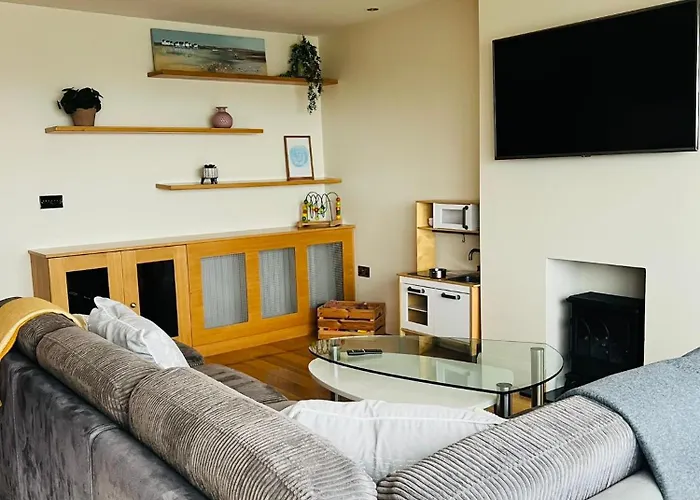 Penthouse Apartment - Town Centre, Sea Views, Secure Parking