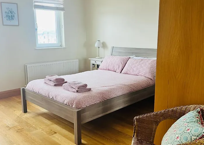 Penthouse Apartment - Town Centre, Sea Views, Secure Parking