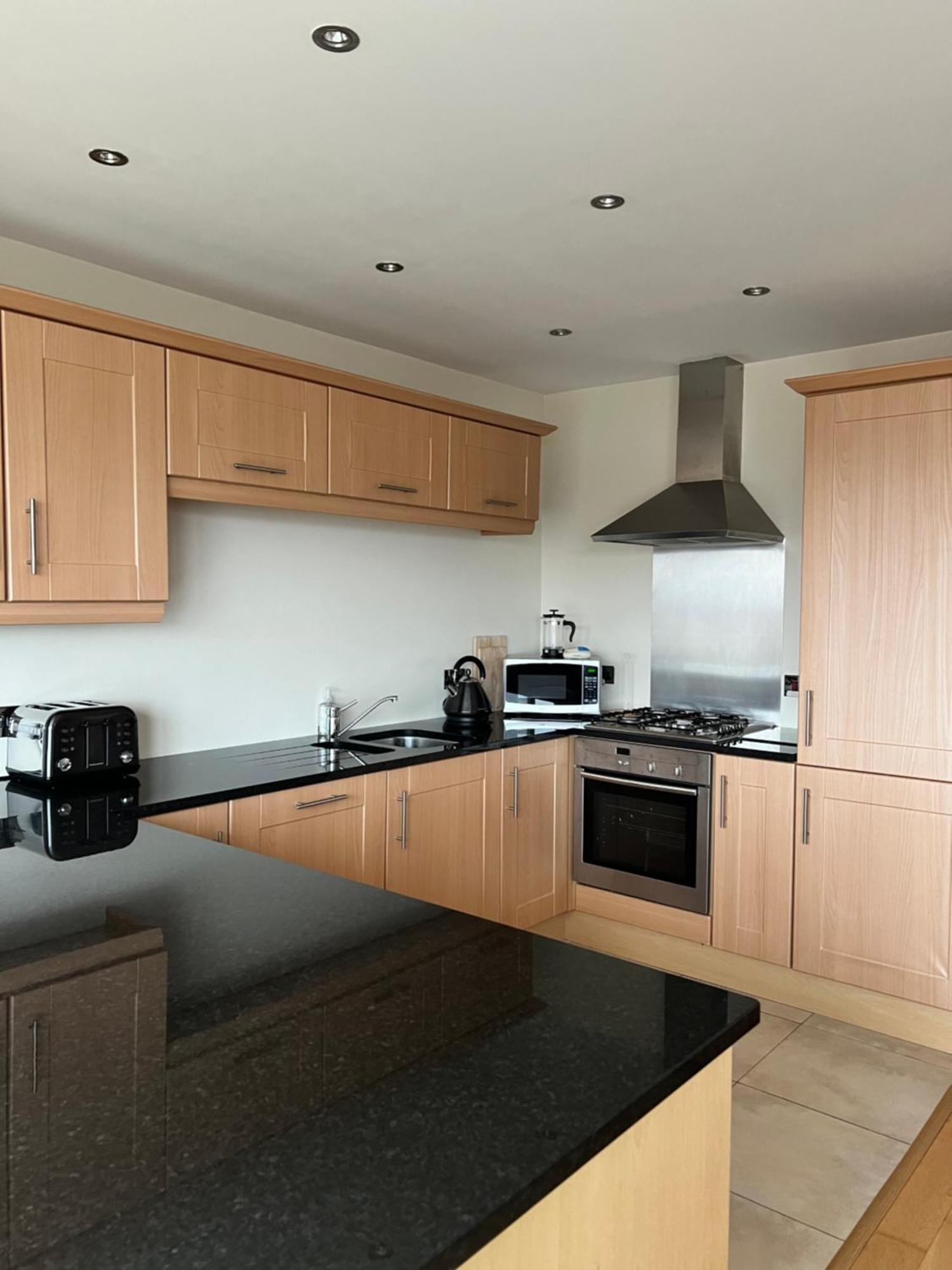 Penthouse - Town Centre, Sea Views, Secure Parking Apartment *