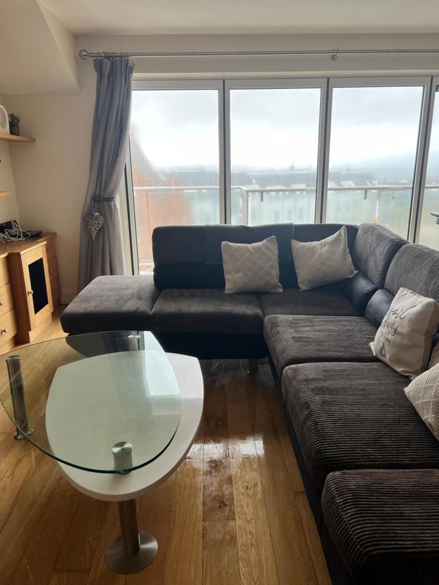 Penthouse - Town Centre, Sea Views, Secure Parking *