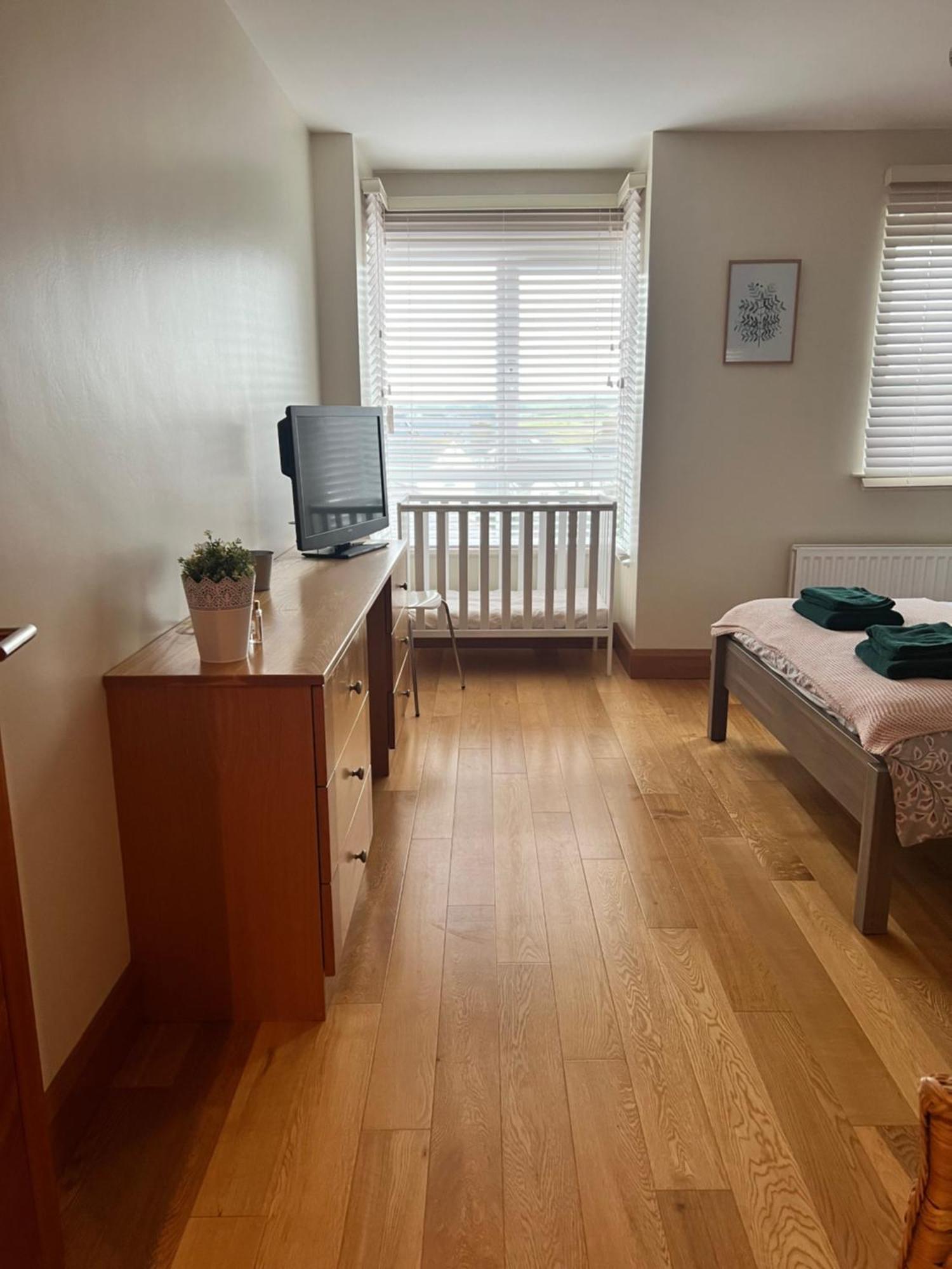 Apartment Penthouse - Town Centre, Sea Views, Secure Parking *