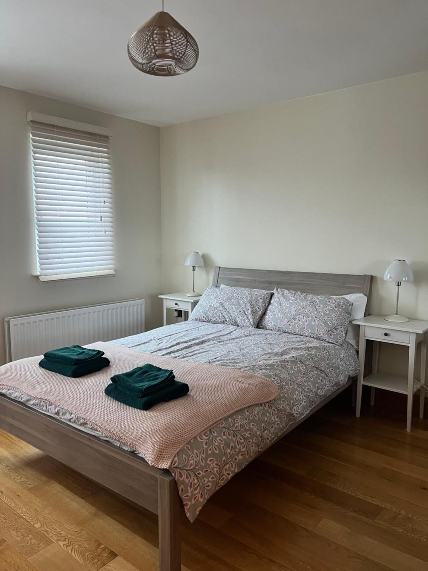 Penthouse - Town Centre, Sea Views, Secure Parking *